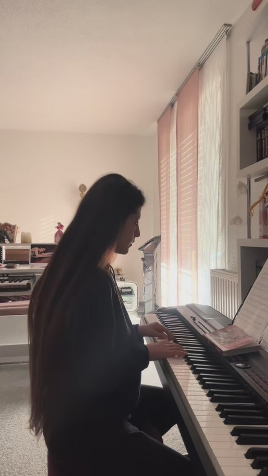 Pianistin Türkan für Geburtstage, Hochzeitsfeier oder Weichnachtsfeier buchen 